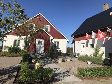 Välkmmen till Hässlunda Fattigstuga B&B